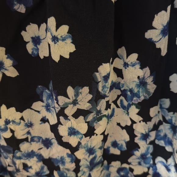SizeeL Fifteen Twenty flowers top. Dark blue with light blue and cream. - Picture 3 of 5